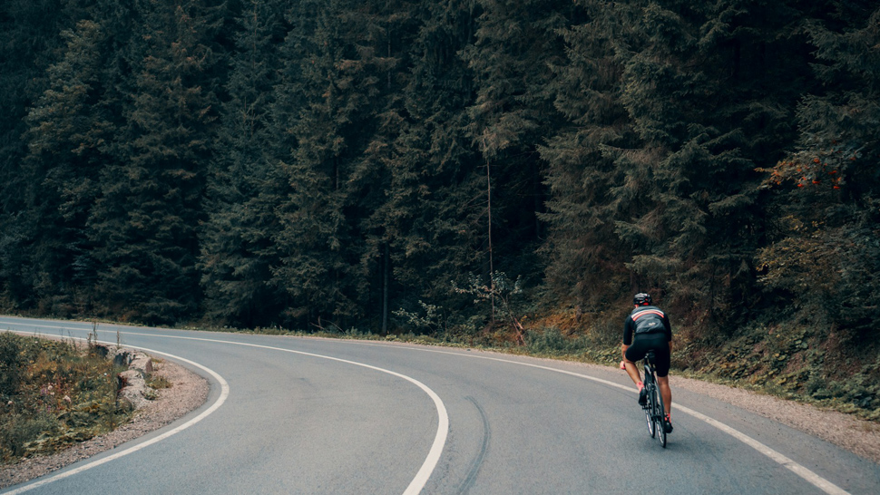 Bewegung und Ausruhen - weshalb beides im Velosport wichtig ist (Foto von Viktor Bystrov auf Unsplash)